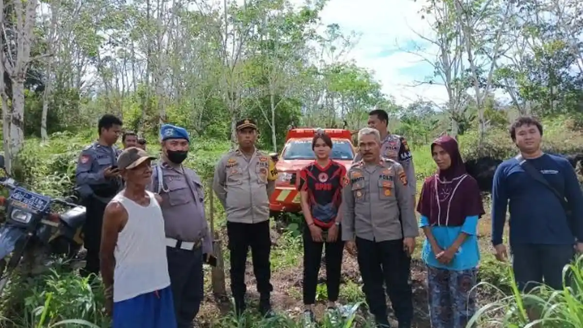 Personel Polres Kubar dan BPBD Cegah Meluasnya Karhutla yang Terdeteksi Radar Satelit 