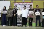 kpu-kota-banjar-dan-pengurus-ruang-baca-komunitas-pemenang-lonba-menulis-surat_20180611_115629.jpg
