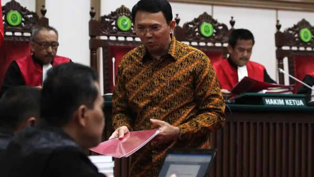 Hakim Tegur Ahok Supaya Fokus Bacakan Pembelaan