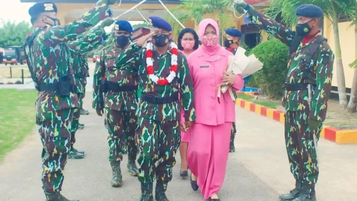 Terharu, Iptu Reji Meninggalkan Markas Brimob Merauke dengan Air Mata