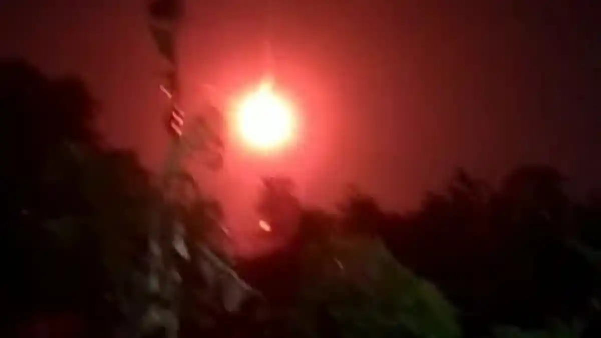 Video Viral Bola Api Melayang Gegerkan Warga Curug Kota Depok, Ini ...