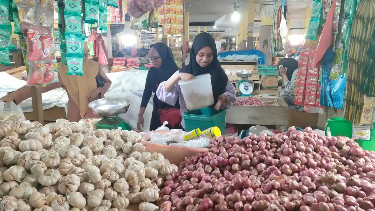 Berangsur Naik, Harga Bawang Merah di Masohi Dijual Rp. 38.000 Perkilo, Imbas Kenaikan BBM