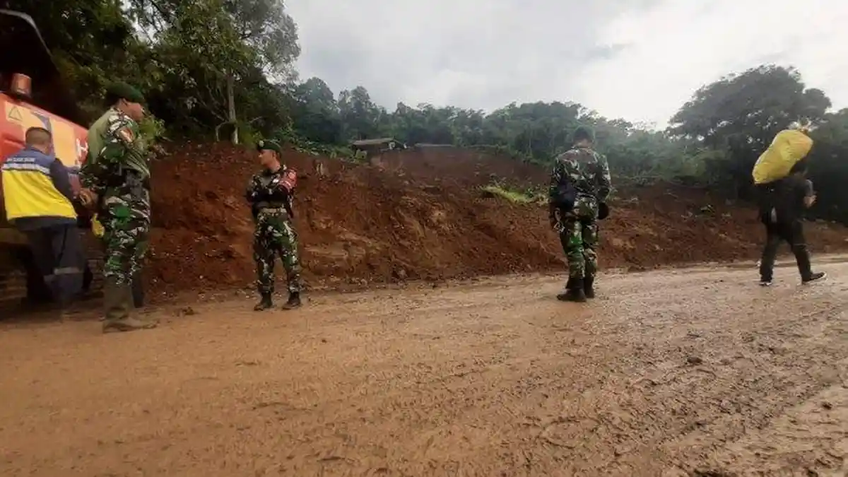 7 Orang Guru TK Tertimbun Tanah Longsor di Jalan Raya Cipanas-Puncak Cianjur, Begini Kronologinya