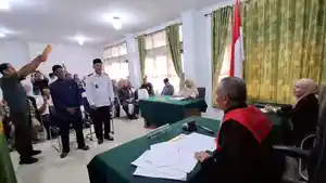 Dr-Teuku-Syarafi-SH-MH-saat-memimpin-sidang-permohonan-akte-kematian.jpg