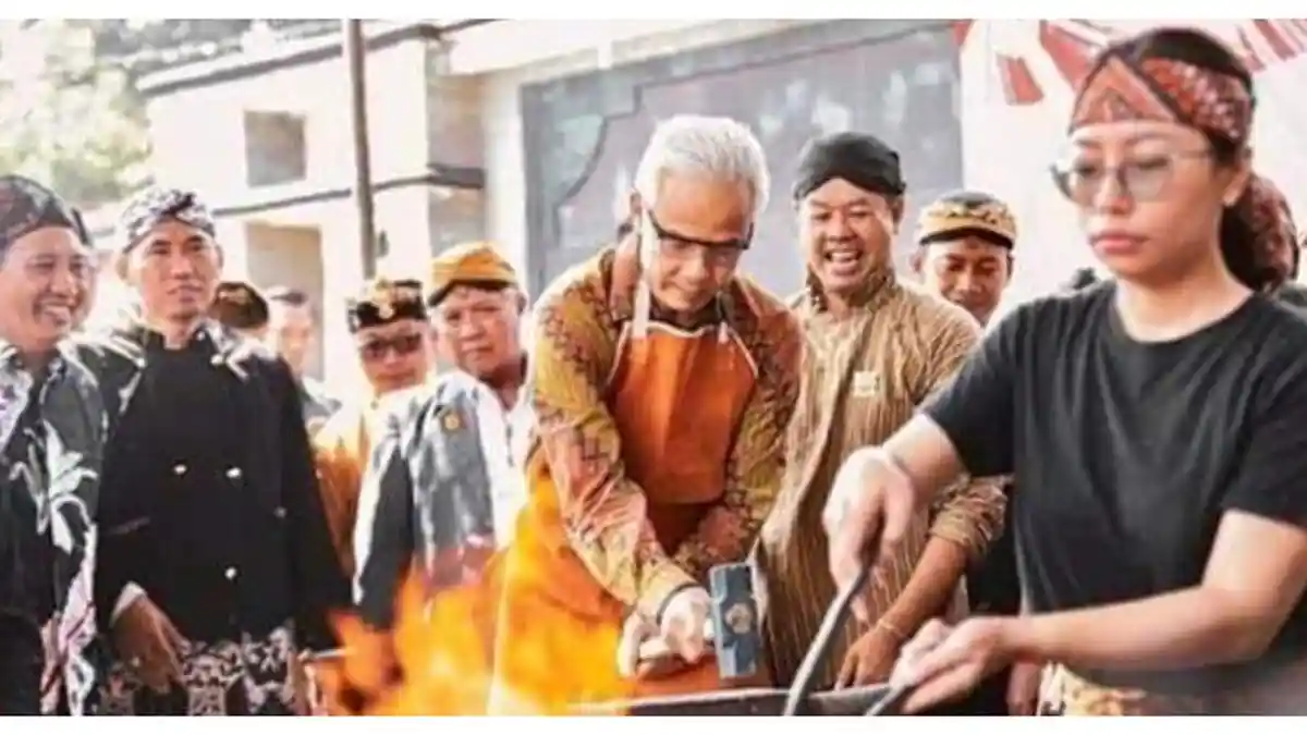 HUT DPRD Karanganyar, Ganjar Pranowo Ikut Tempa Pamor Bareng Mahasiswa Prodi Keris ISI Surakarta