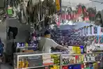 pemilik-bengkel-di-Kota-Bandung-saat-melayani-para-pelanggan.jpg