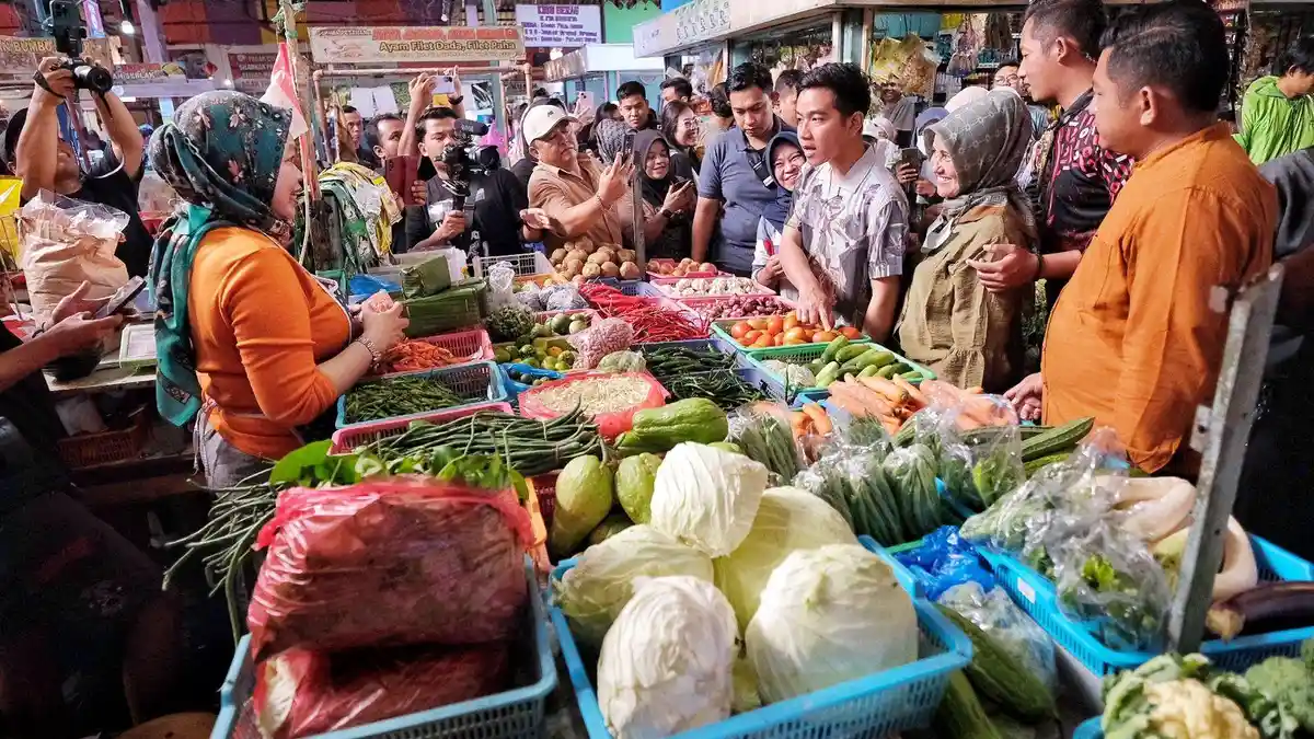 Gibran Blusukan ke Pasar Cihapit Bandung, Borong Bahan Pokok