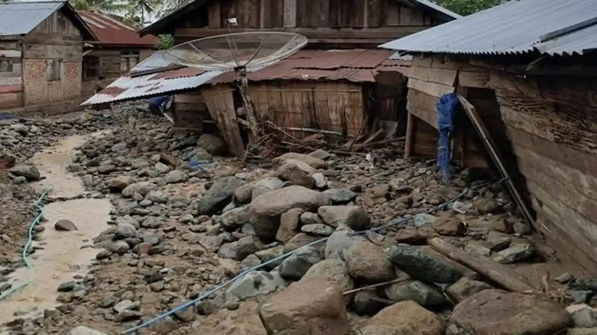 Diterjang Banjir Material Batu dan Lumpur, 7 Rumah di Desa Air Kelinsar Rusak Berat