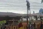 petugas-lampu-jalan-tesengat-listrik-di-dekat-puskesmas-malili-jl-sam-ratulangi.jpg