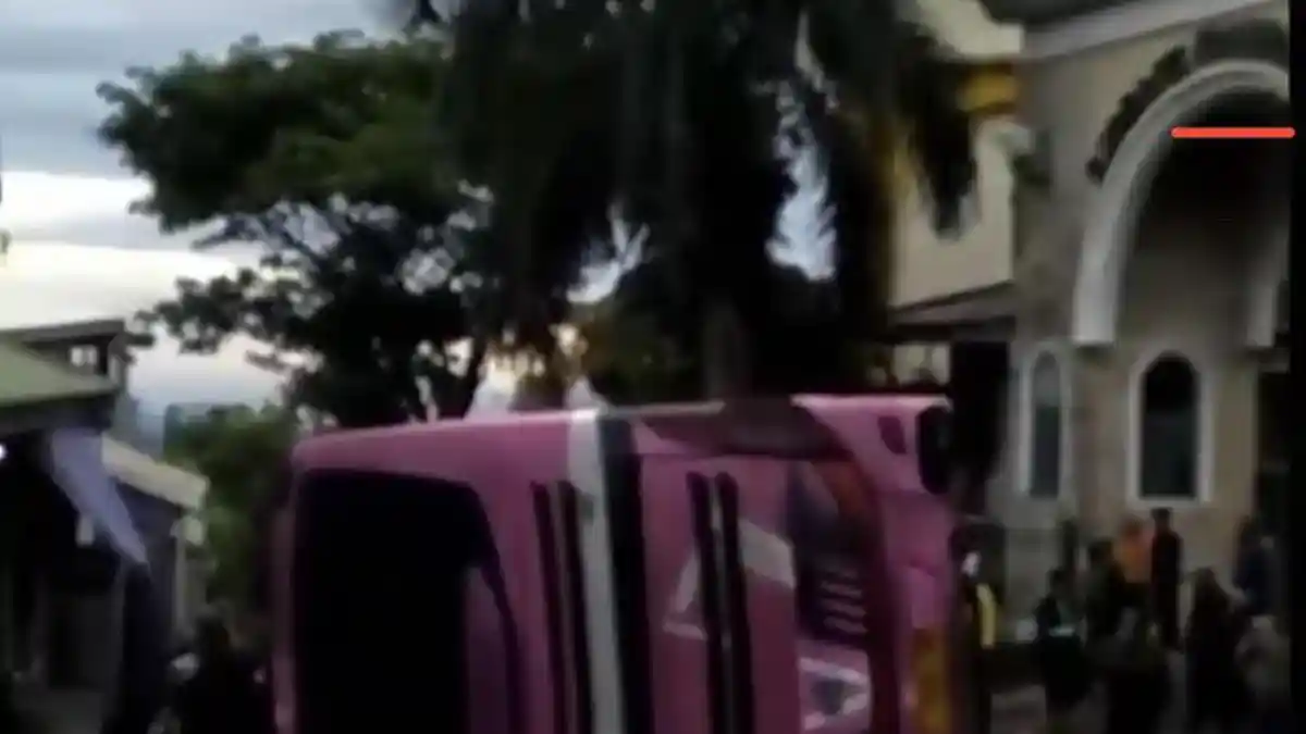 Bus Pengangkut Mahasiswa Terguling di Ciloto Cianjur, Belasan Orang Luka-luka