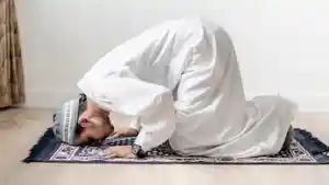 Ilustrasi-pria-sedang-bersujud-Simak-bacaan-doa.jpg