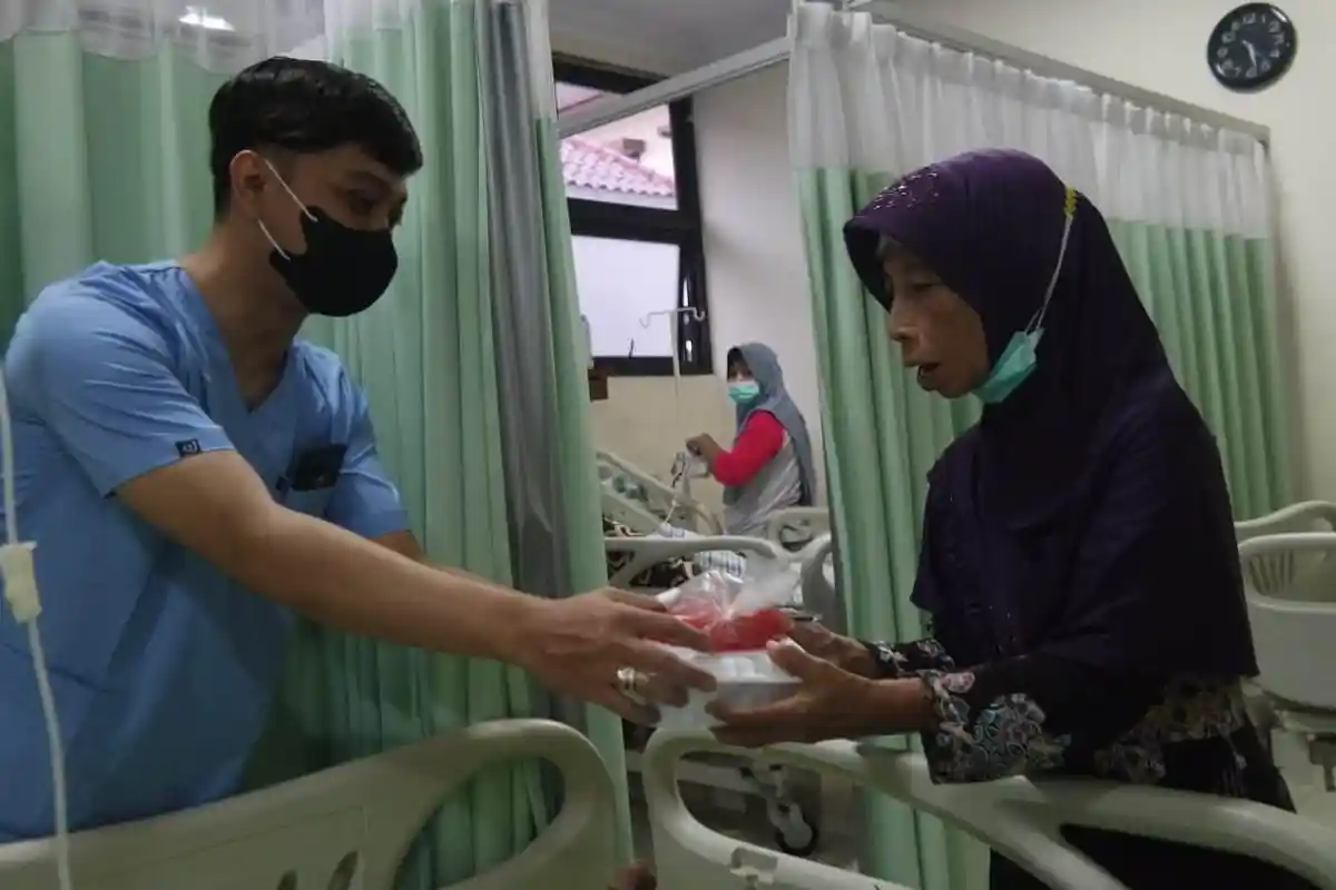 Gratis! Penunggu Pasien Kelas III di RSUD dr Loekmono Hadi Kudus Dapat Jatah Buka Puasa