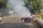 Tumpukan-sampah-menutup-bahu-jalan-di-Polman-akhirnya-dibakar.jpg