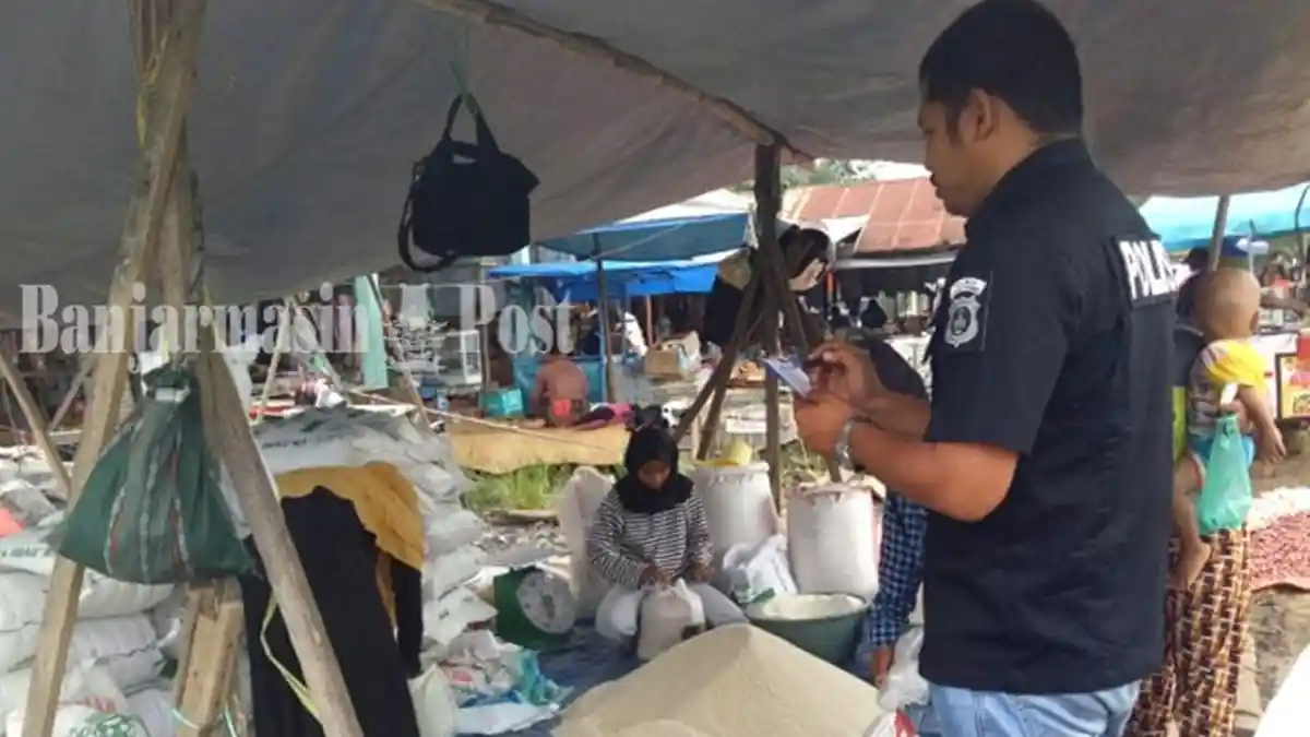 Sikapi Kerisauan IRT, Kanit Reskrim Polsek Karang Bintang Cek Harga Sembako