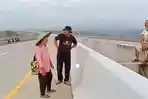 VIRAL-Ini-Alasan-Emak-emak-Seberangi-Jalan-Tol-Cisumdawu.jpg