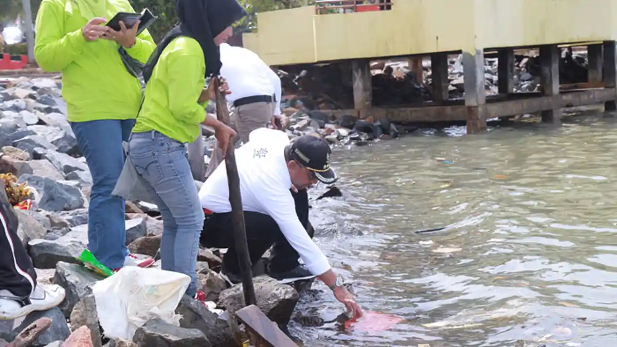 Ribuan Orang Bersih-bersih Kawasan Tepi Laut Tanjungpinang, Ada Apa?