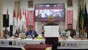 Rektor-Universitas-Sulawesi-Tenggara-Prof-Andi-Bahrun-memperlihatkan-MoU-dengan-Kepulauan-Seribu.jpg
