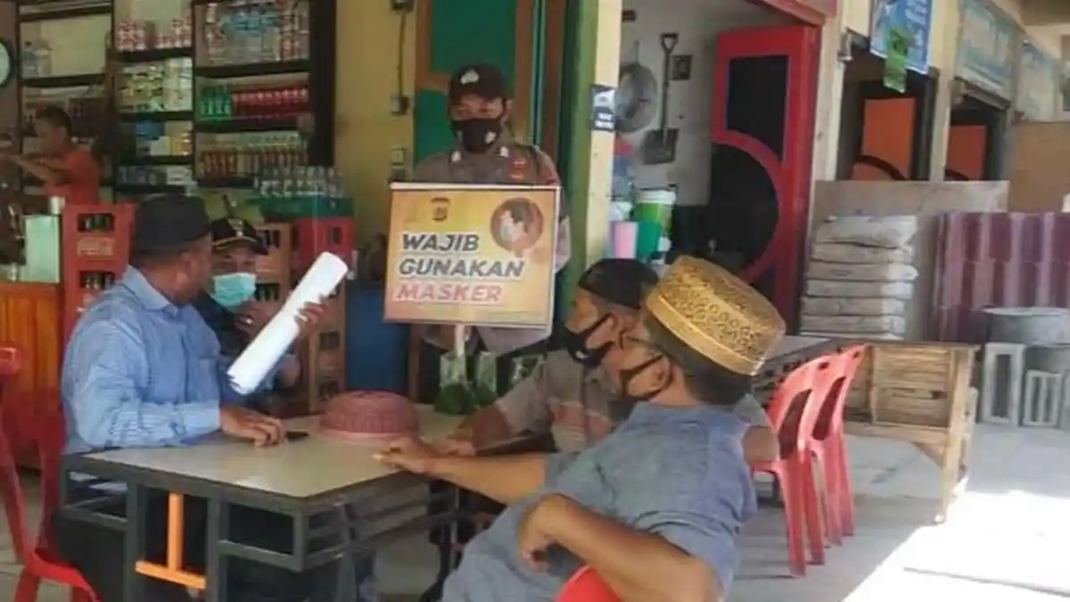 Datangi Warkop, Anggota Polsek Ingatkan Warga Patuhi Protkes