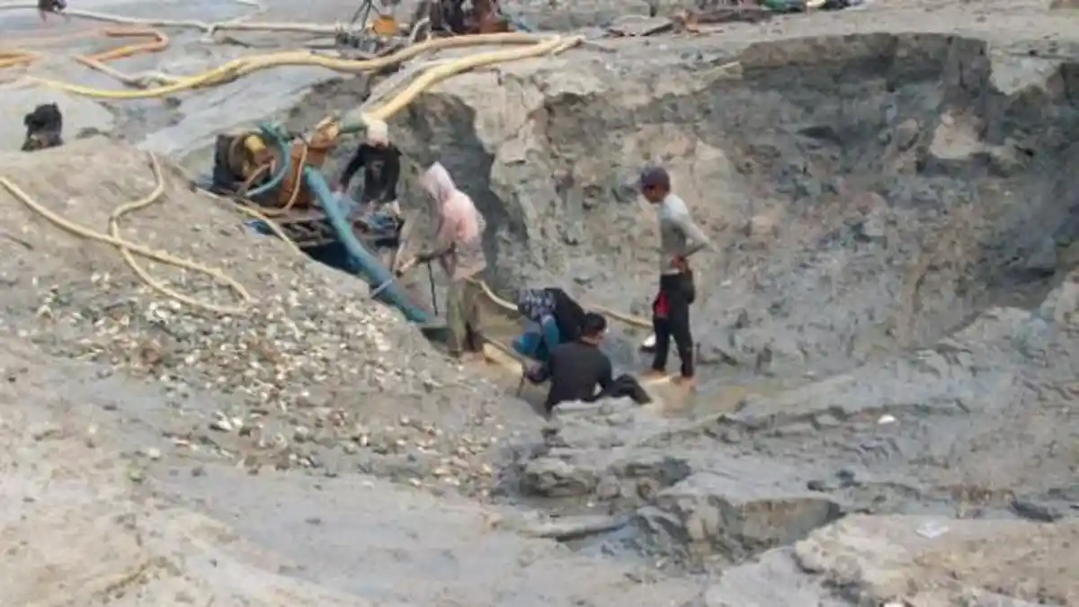 Gugat Tambang Tanpa Izin, Lima Hari Warga Pulau Bangka Makan Seadanya di Atas Perahu
