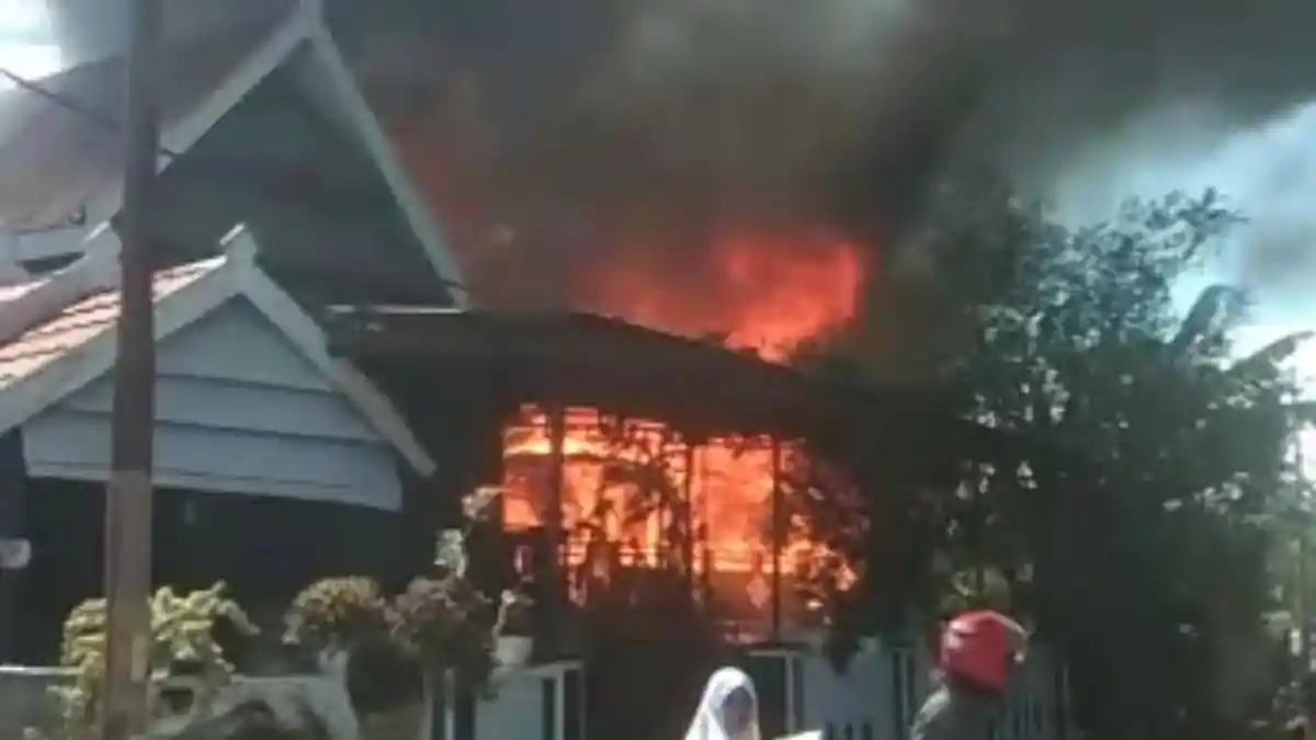 BREAKING NEWS: Kebakaran di Sidenre Jeneponto, 1 Rumah Hangus Terbakar