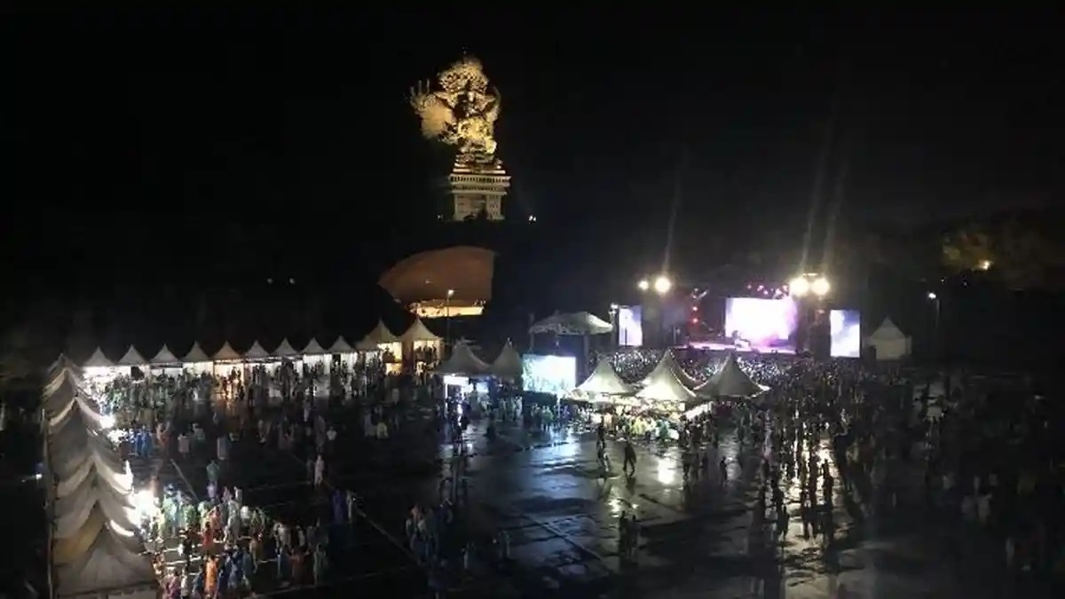Guyuran Hujan Tidak Surutkan Antusias Pengunjung GWK Bali Countdown 2025