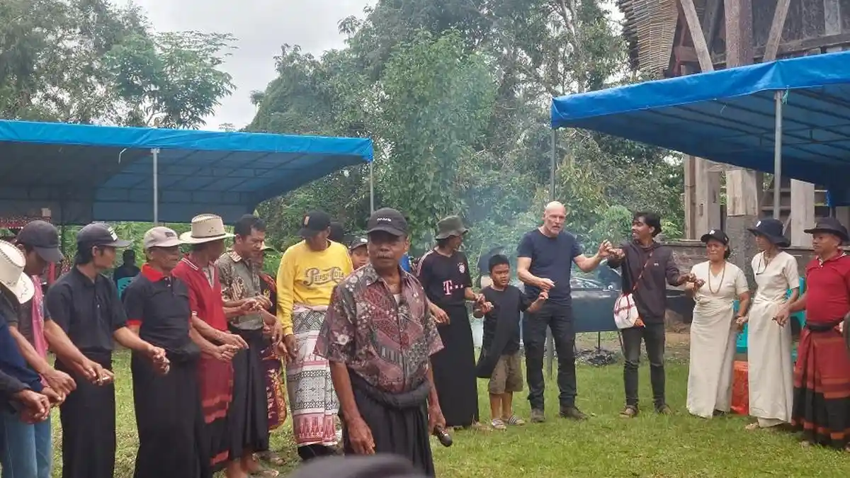 Bule Ikut Ma'badong Acara Rambu Solo Ne' Linggi di Toraja Utara