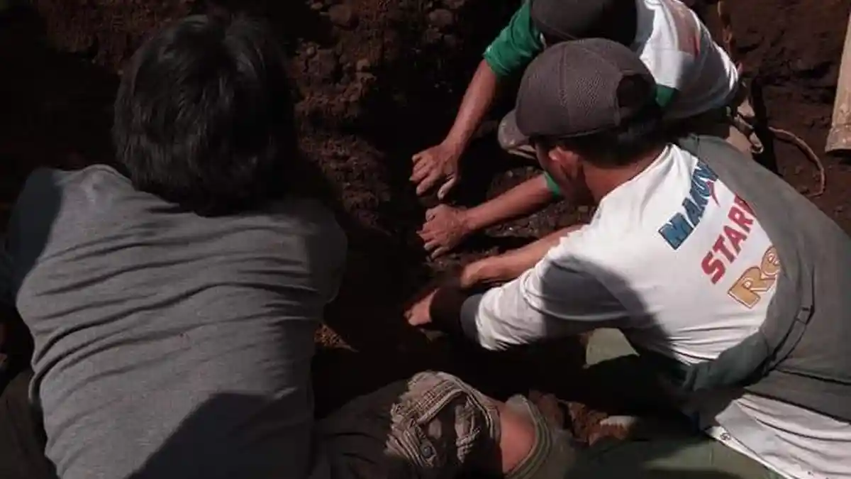 Dua Jam Lebih Korban Longsor Di Penambangan Pasir dan Batu Di Pagaralam Baru Bisa Dievakuasi - evakuasi-penambang-pasir1.jpg