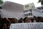 Aksi Protes Insiden Bendera Terbalik di Kedubes Malaysia