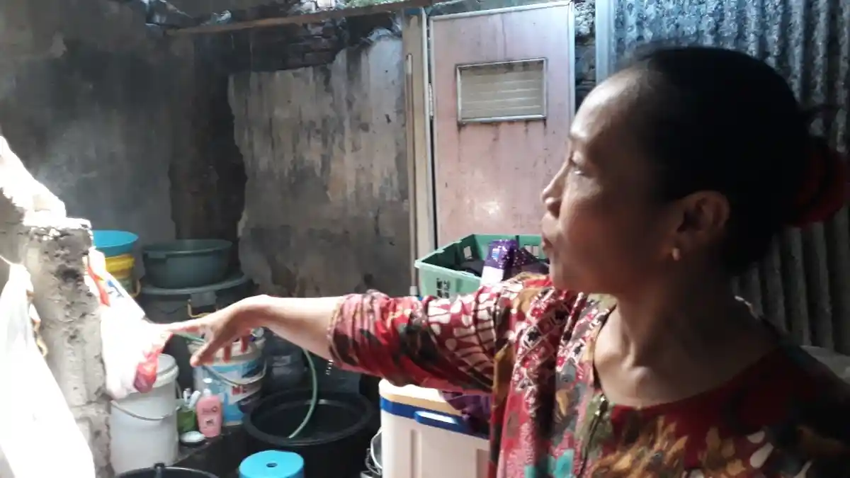Jatuh dari Plafon Lalu Meracau, Pemuda di Cipayung Diduga Maling Dihajar Warga