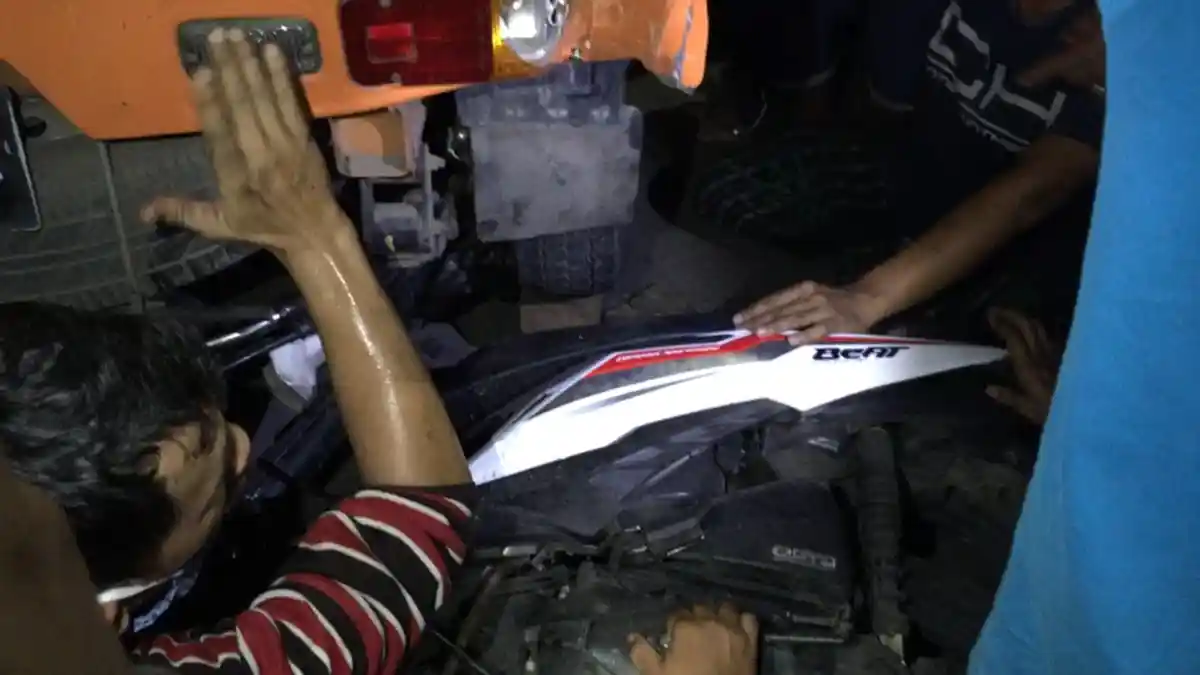 Pengemudi Mobil Diamuk Massa Setelah Seret Sepeda Motor Hingga 1,4 Kilometer