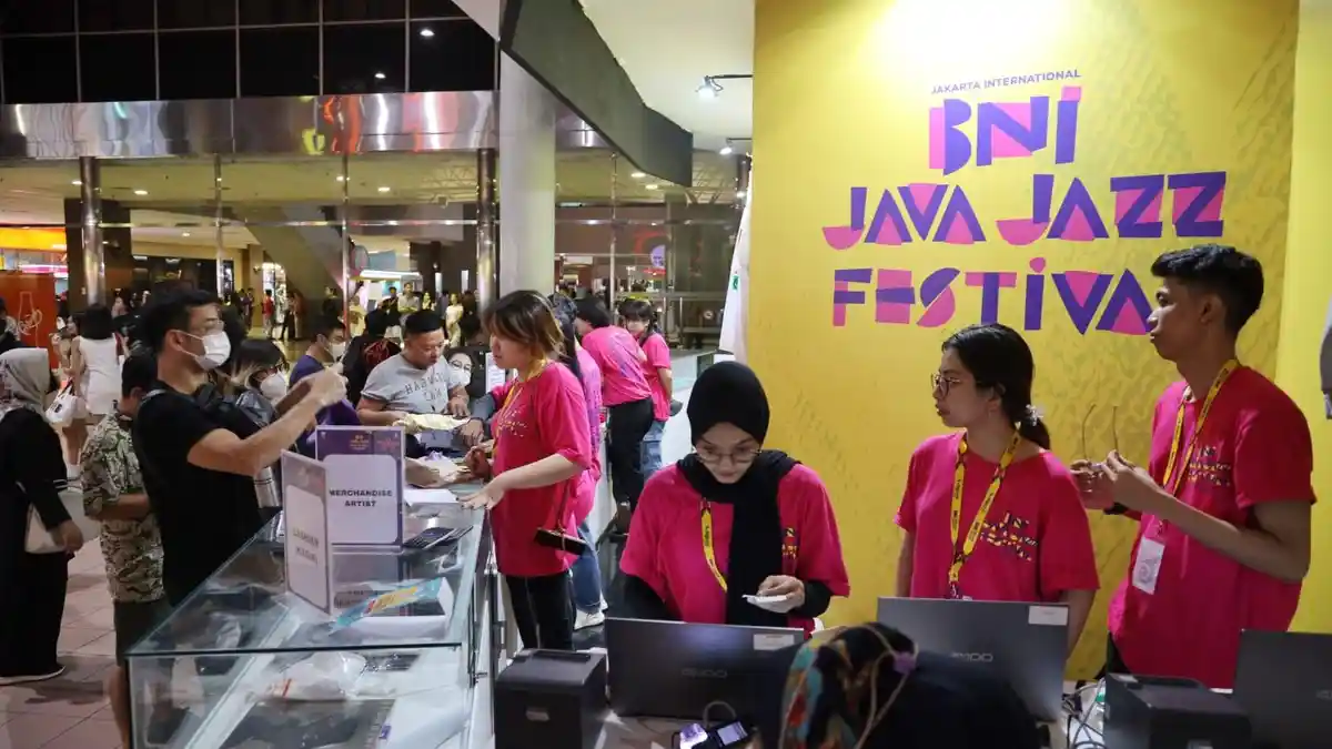 Dorong Ekonomi Kreatif, Para Pengunjung Berburu Merchandise BNI Java Jazz Festival 2023 - pengunjung-berburu-merchandise-bni-java-jazz-festival.jpg
