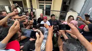 Risma-ditenui-pewarta-seusai-mencoblos-di-Surabaya.jpg
