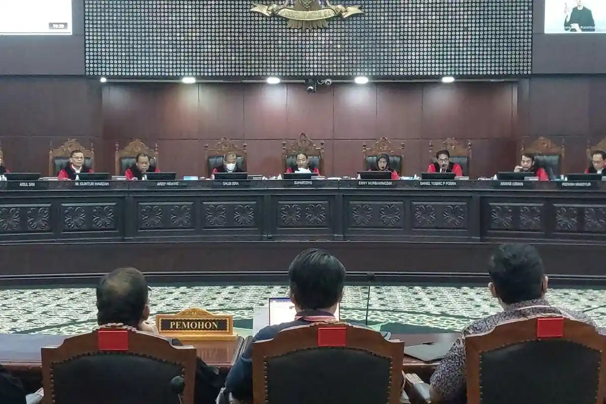 Hakim MK Tak Setuju ‘Good Looking’ Tercantum di Persyaratan Lowongan Kerja