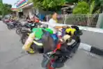 Arus Balik Pemudik Motor Istirahat di SPBU Cikampek