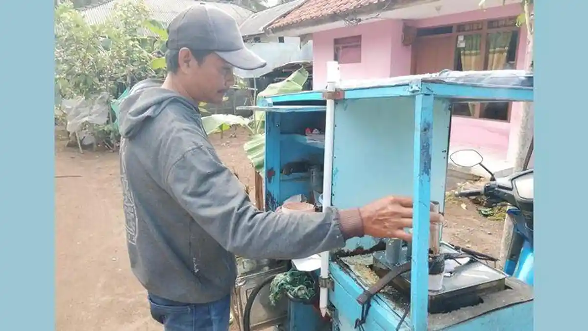 Putu Ayu Reza di Pangandaran, Suara Peluit Uap dari Cetakan Bambu Menyapa Warga Pesisir Setiap Sore