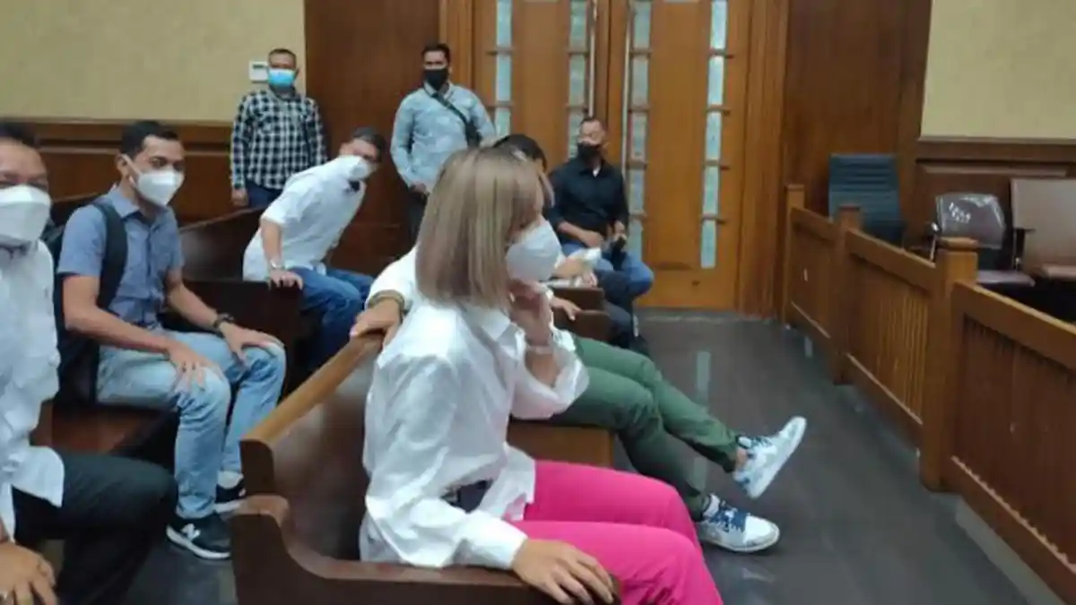 Nia Ramadhani dan Ardi Bakrie Terlihat Santai Jalani Sidang Kasus Narkoba, Menyapa Ramah Media