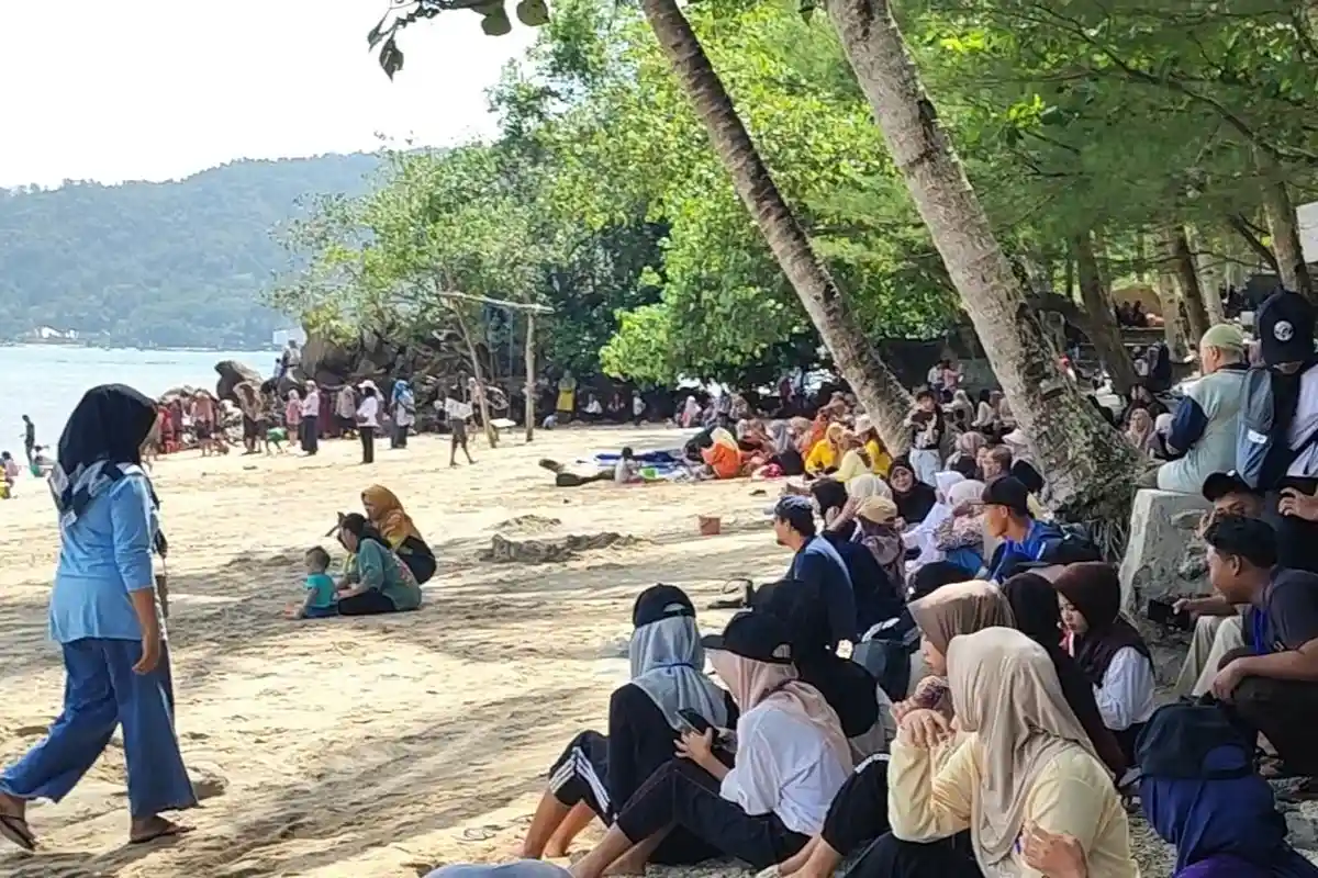 Wisatawan Padati di Pantai Mutiara Trenggalek saat Libur Sekolah, Apa Daya Tariknya?
