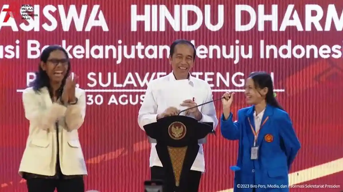 Jokowi Tertawa saat Diminta Mahasiswa Palu jadi Presiden Tiga Periode