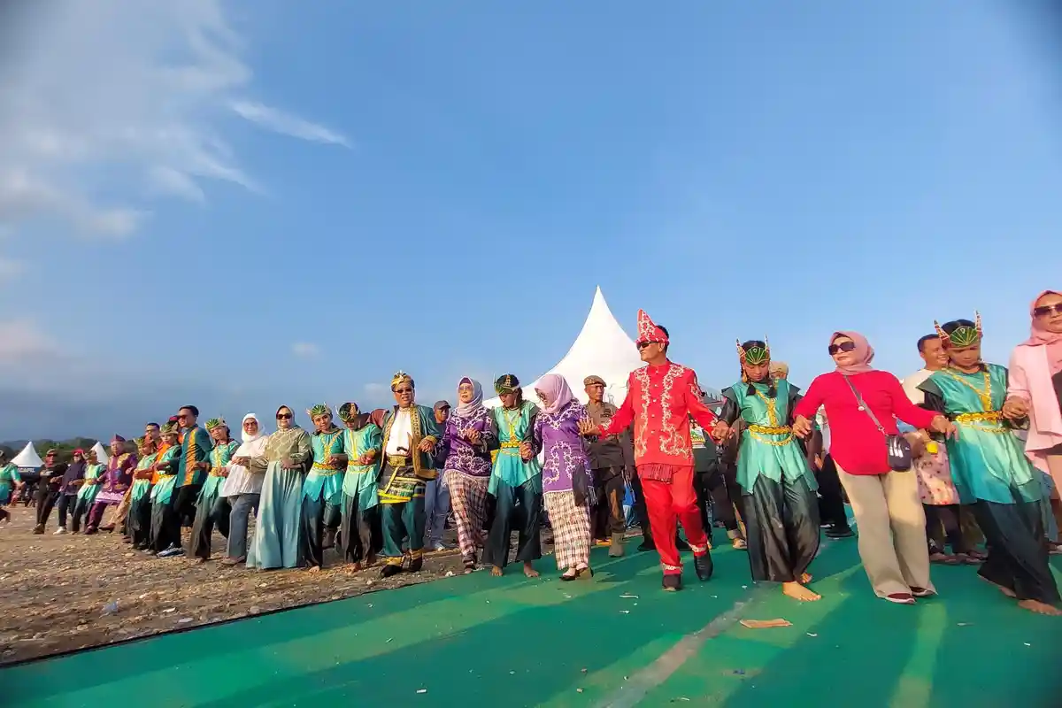 Penari Kolosal Beri Kejutan Tari Malulo Usai Tampil Spektakuler, Bupati Konut Ruksamin Semangat