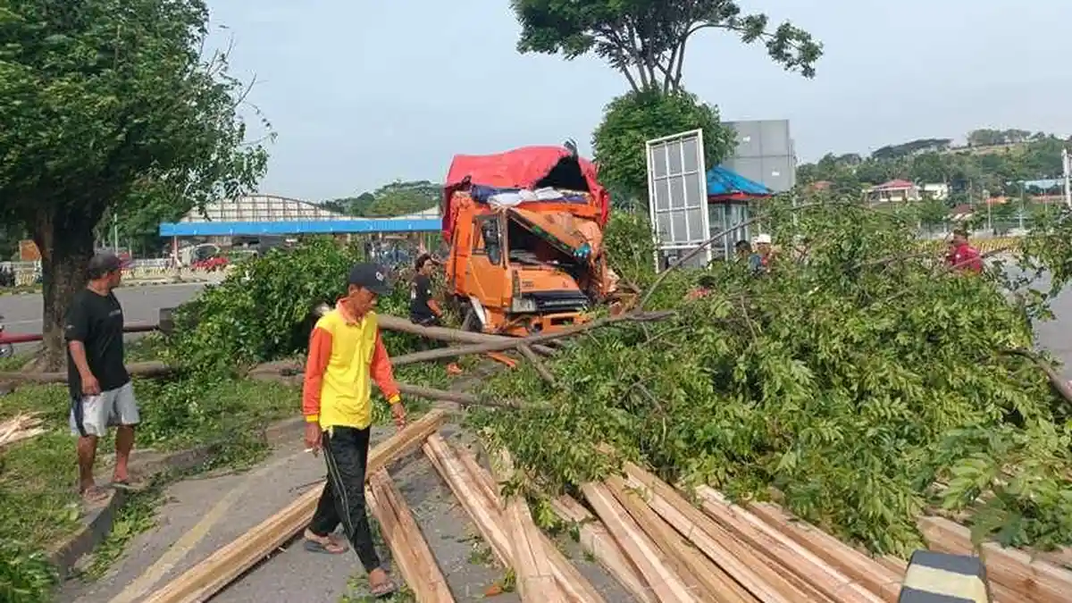 Polisi Belum Berikan Keterangan Terkait Penyebab Truk Terguling di Pelabuhan Bakauheni