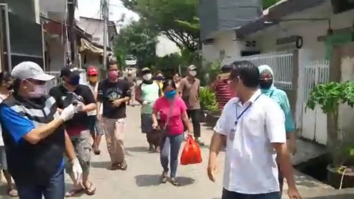 Sembuh dari Covid-19, Seorang Ibu Langsung Disambut Warga Saat Pulang ke Rumahnya di Jakarta