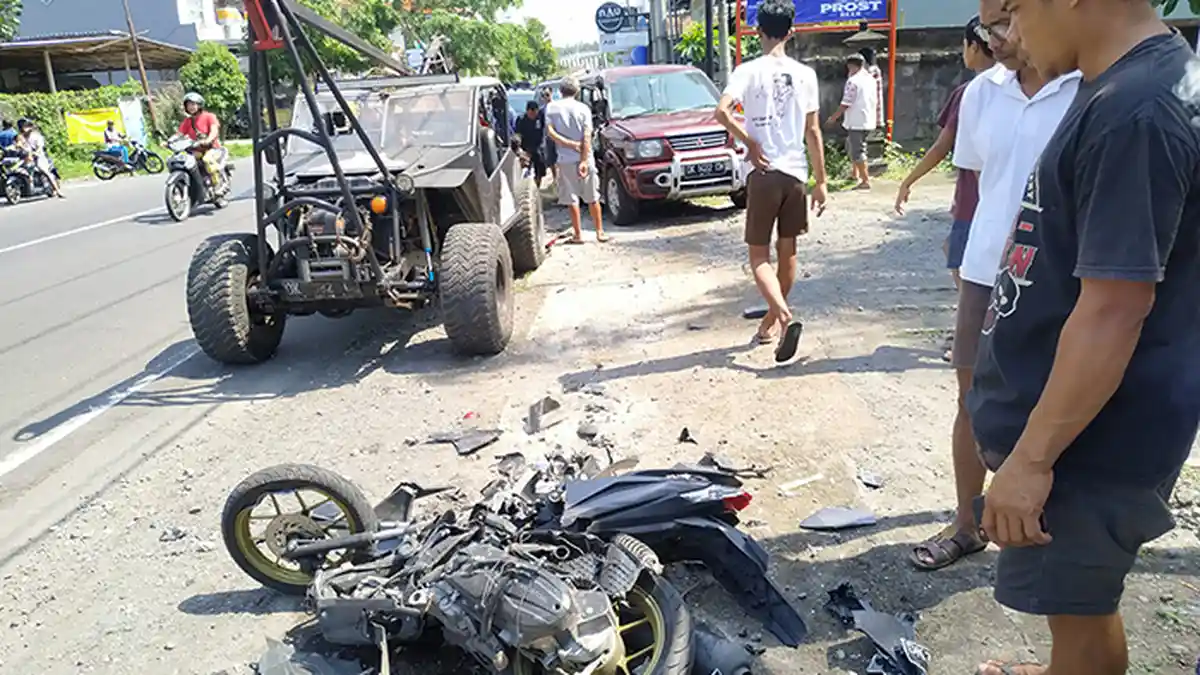 BREAKING NEWS - Truk Tronton Tabrak Dan Seret Mobil, Motor Hingga Rumah Warga di Klungkung
