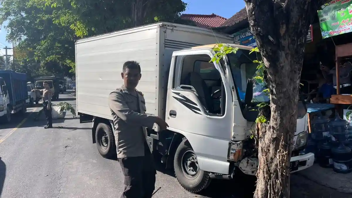 Ban Pecah, Truk Muatan Galon Tabrak Pohon di Subagan Karangasem