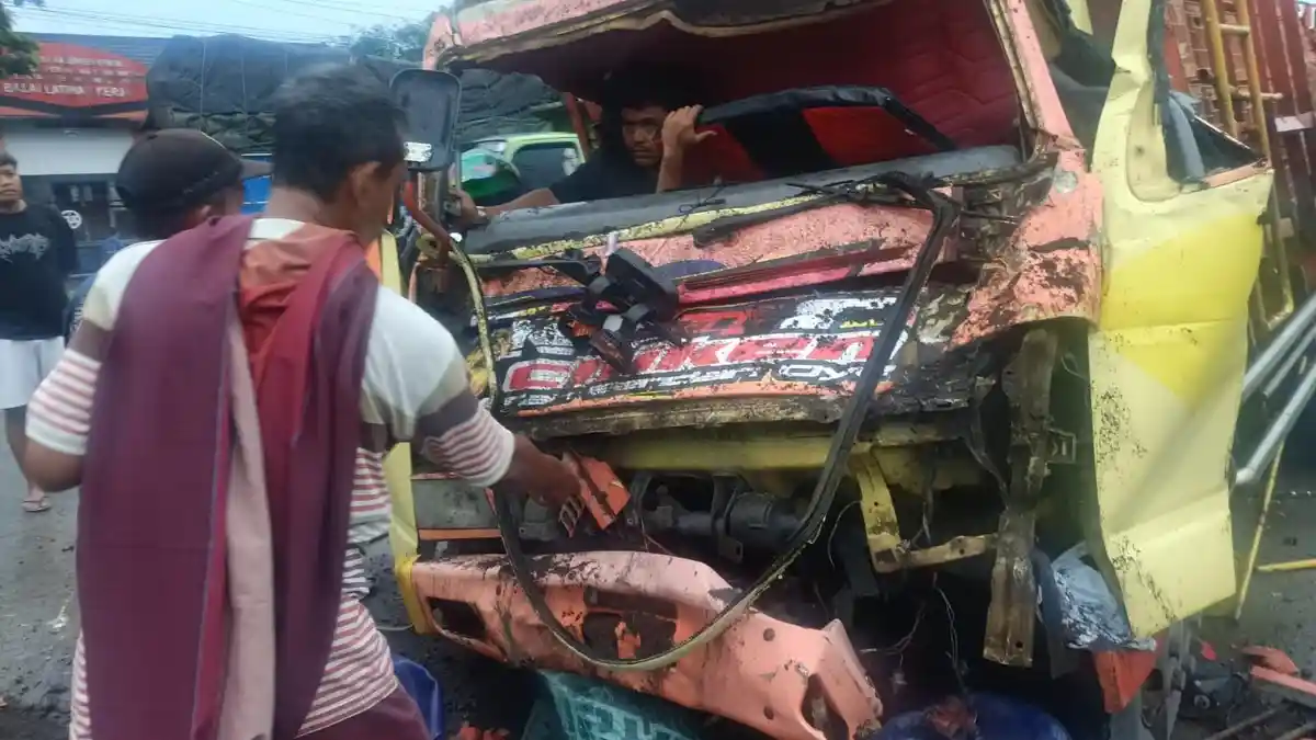 BREAKING NEWS: Kecelakaan Beruntun Libatkan 3 Truk di Gemuh Kendal, Begini Kondisi Sopir