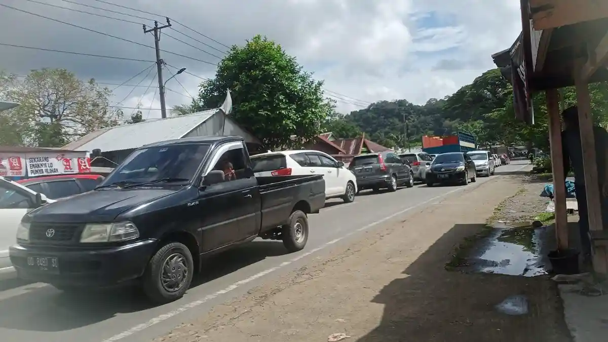 Truk Patah As Roda Picu Macet Panjang di Poros Maros-Bone