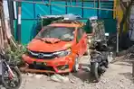 kecelakaan-mobil-merah-seruduk-kios-burung-kudus.jpg