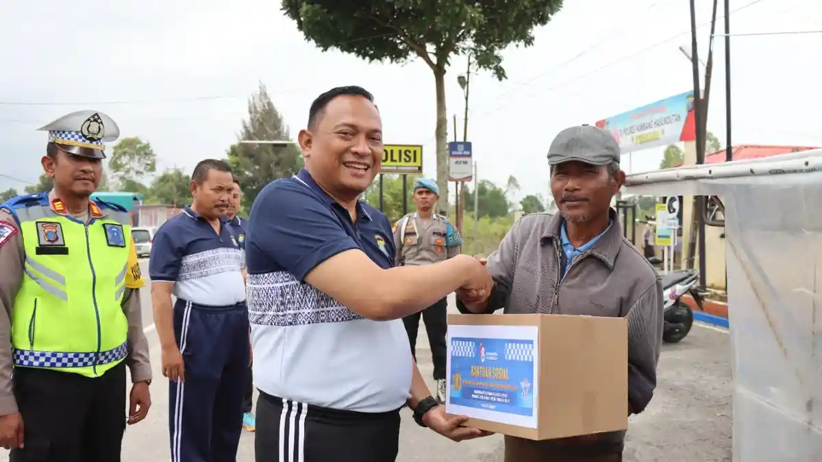 Sambut Hari Lalulintas Ke-68, Kapolres Humbahas Berikan Bantuan ke Sopir Angkot dan Betor