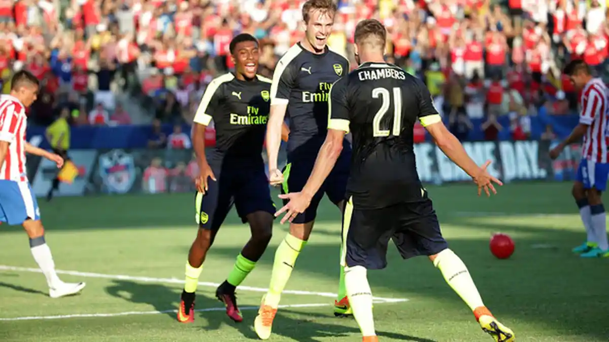 Calum Chambers Bawa Arsenal Menang Lawan Chivas Guadalajara