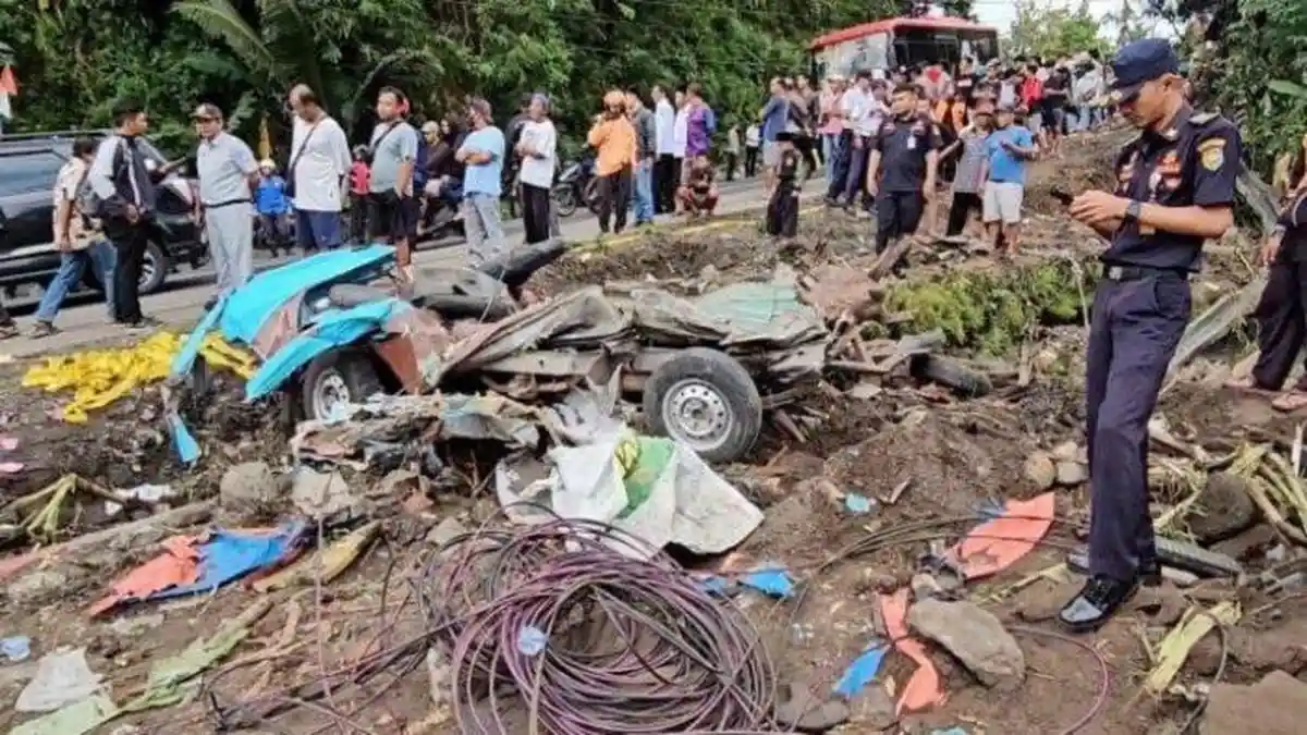 Kecelakaan Maut di Purworejo, Angkot Mengangkut Rombongan Guru Diseruduk Truk Pengangkut Pasir