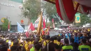 Ribuan-massa-melakukan-aksi-di-halaman-Gedung-DPRD-Sumsel.jpg